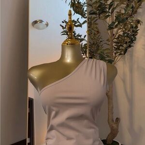 Bonita Boutique One-Shoulder shirt 👚 Light Beige